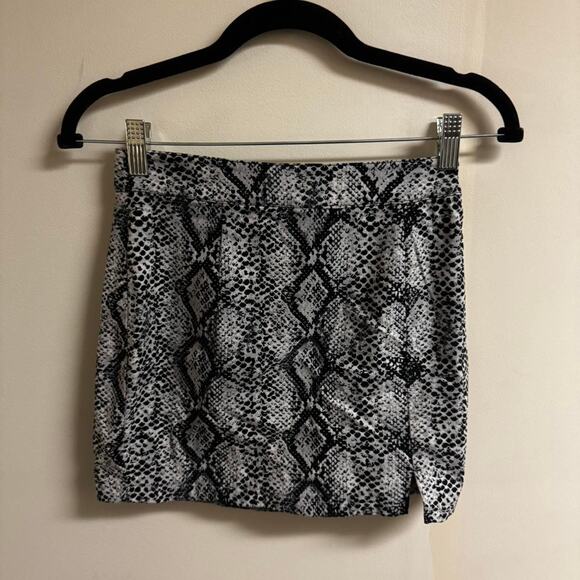 Black and white snake print mini skirt  size xs - Picture 1 of 3